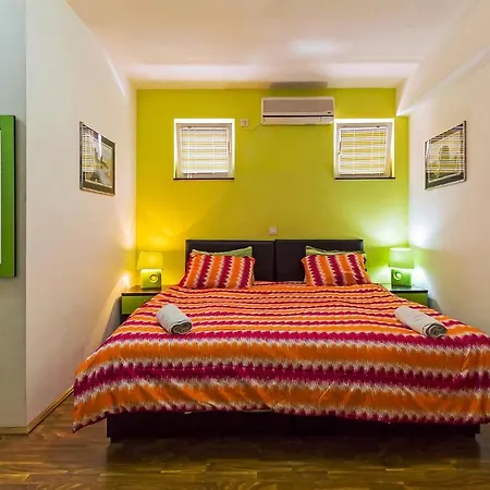 Apartment George דירה אוהריד